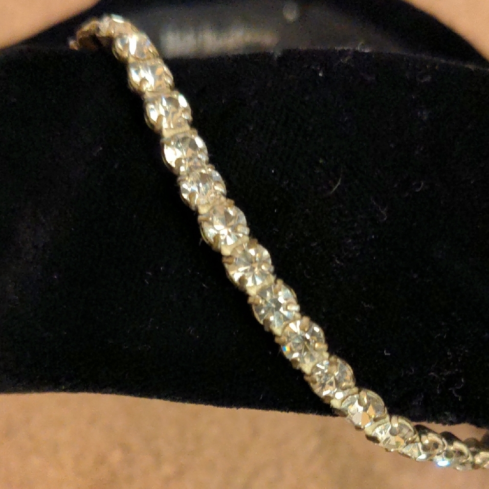 Vintage Holt Renfrew Black Velvet Headband with Rhinestone Accent Trim Detailing - Picture 6 of 10